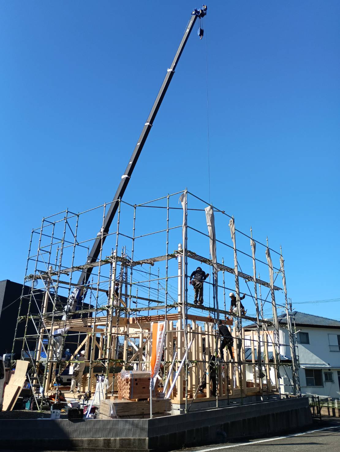加東市にてモデルハウス上棟！青空の下、家づくりが進んでいます♪